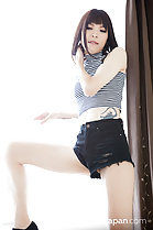 Knee raised striped top black shorts